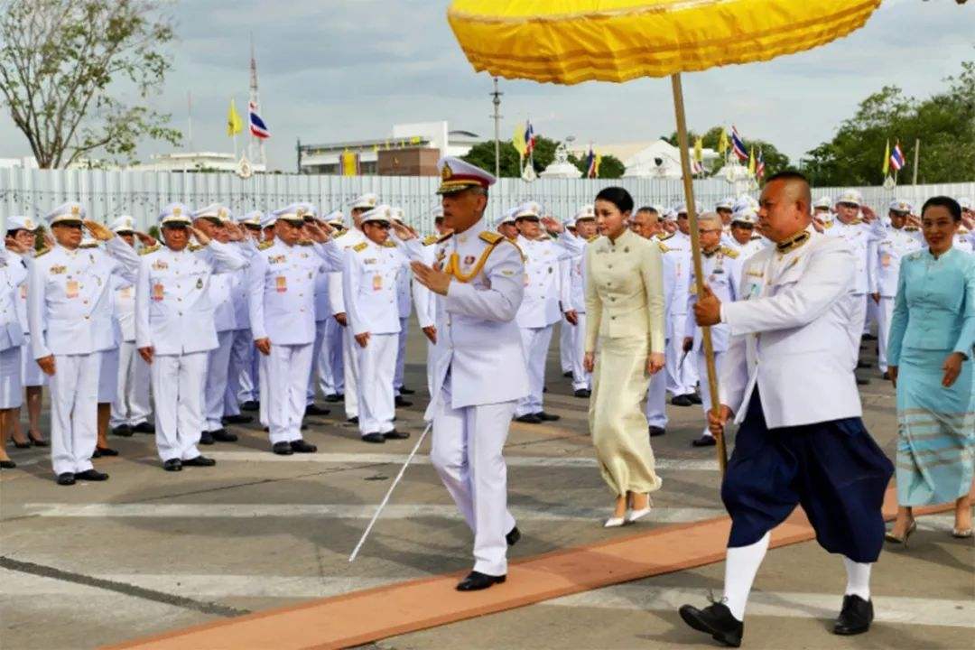 花心泰王也温柔？结婚周年陪王后穿情侣装，满脸宠溺给娇妻打下手