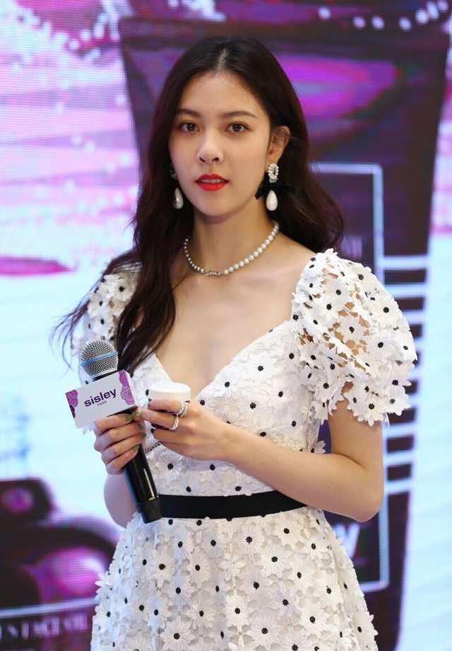 珍珠帽子白色怎么搭配好看,休闲穿搭适合戴的珍珠