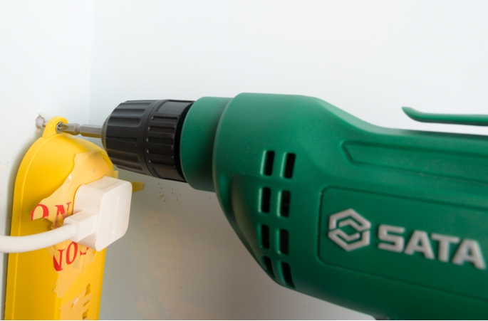 国庆节假期理仓库，打孔固定好帮手世达手枪钻