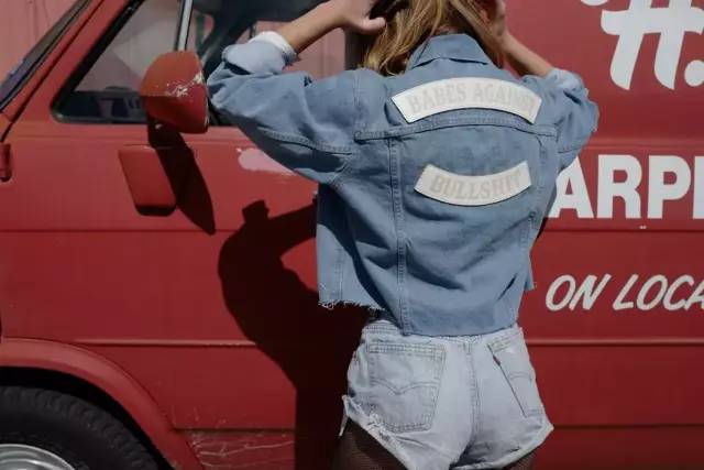 牛仔外套穿宽松好看还是修身好看,牛仔外套基本上搭什么裤子最好看