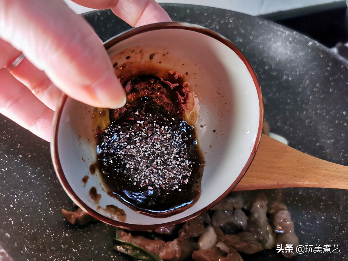 太经典的一道家常菜，每年芦笋一上市，餐桌必有它