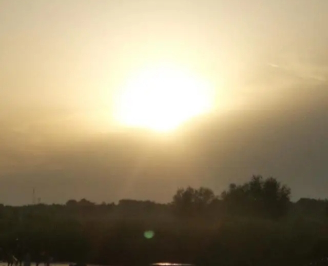 夕阳洒在平原上,夕阳洒在淡水河上