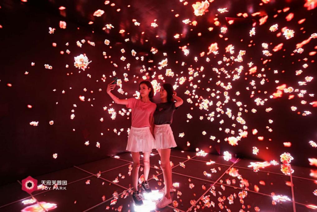 巨型圣诞树亮相天府芙蓉园造圣诞幻梦啦！还有亲子免费乐玩！