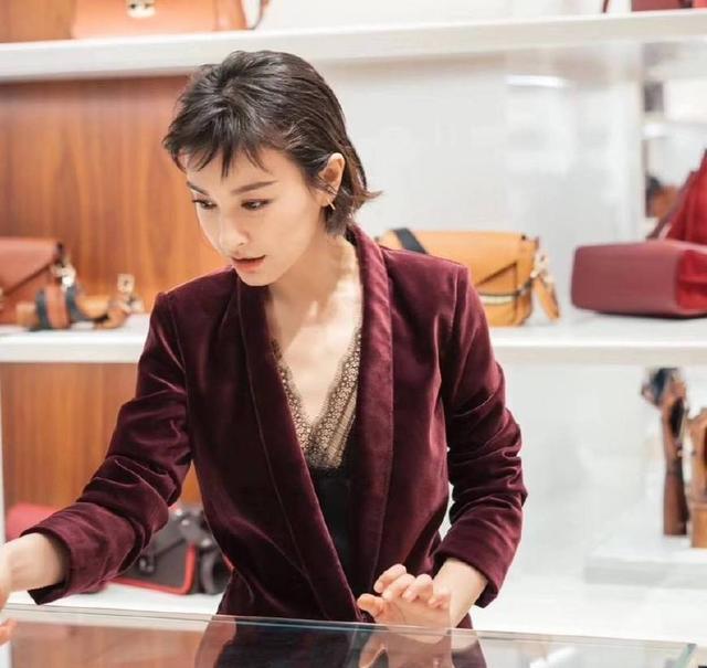 吴昕穿睡衣现身机场,吴昕油光满面现身机场似油腻少女