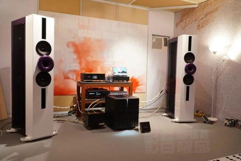 这只“火鸟”是白色的，CessaroFirebird扬声器