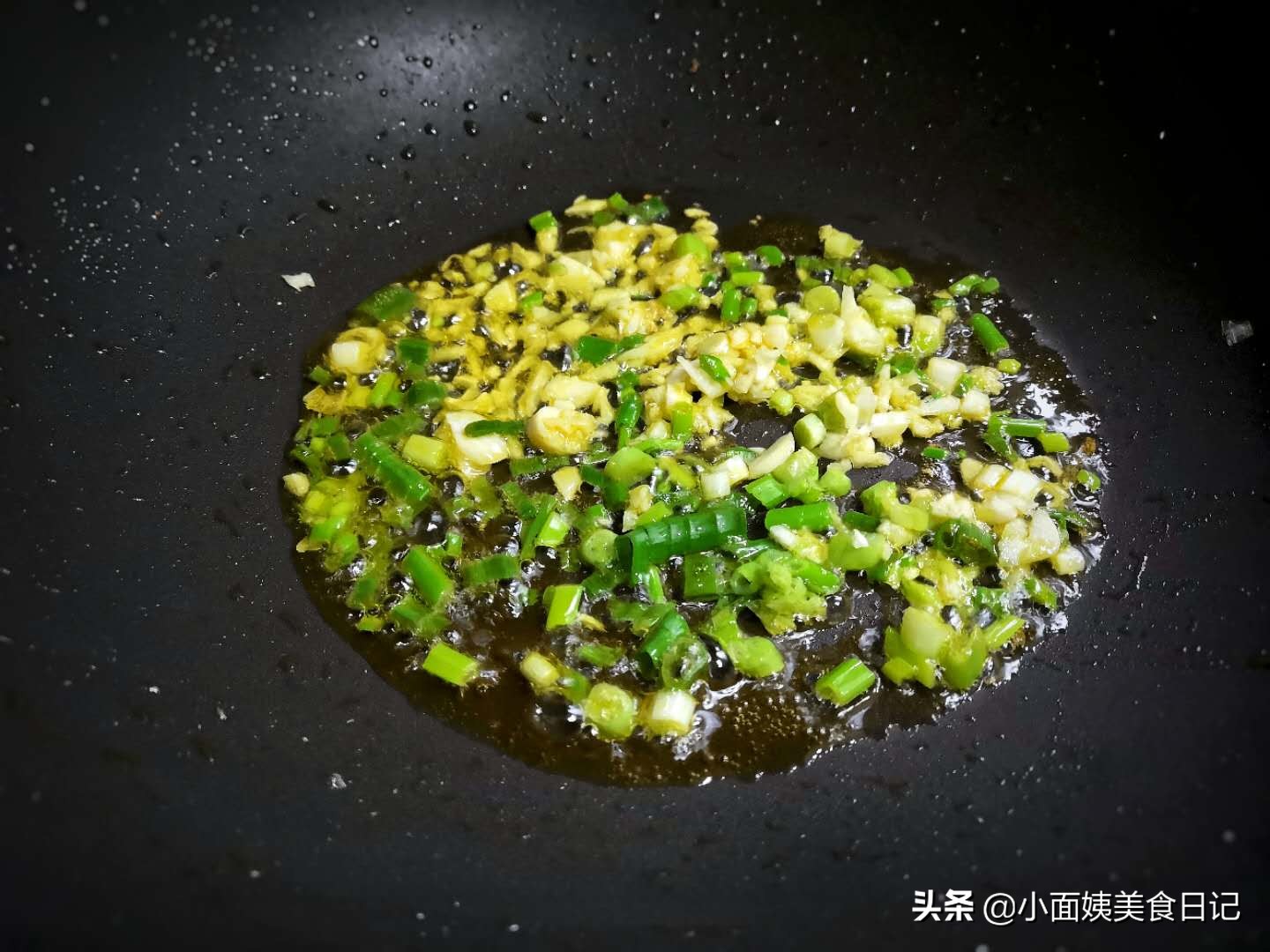 10月这个菜大量上市，我家经常买，炒鸡蛋特下饭，全家都爱吃