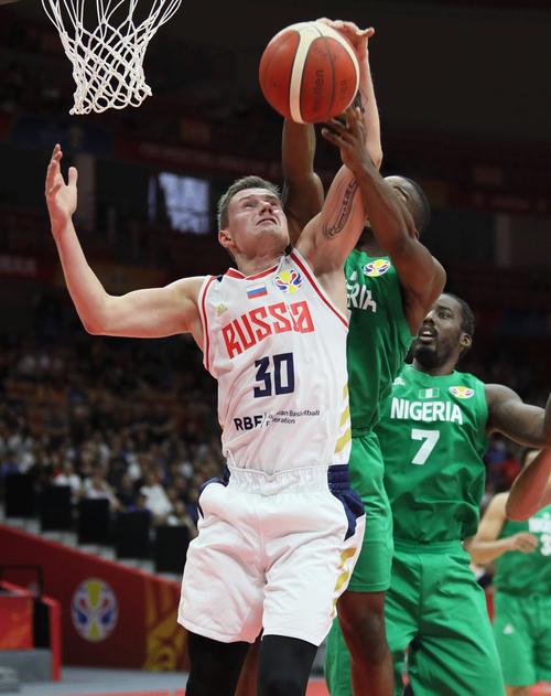 男篮是否需要归化球员,扛起中国男篮大旗归化球员