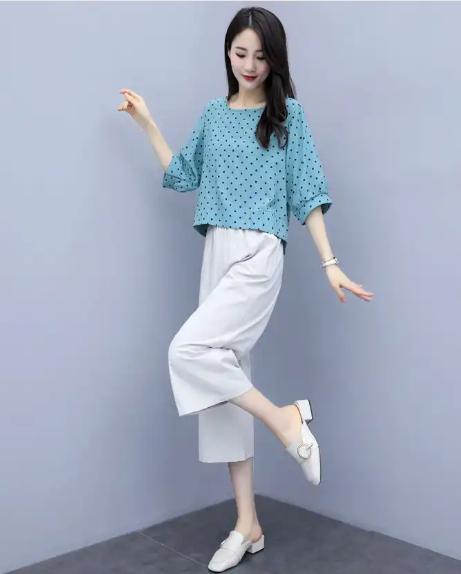 670后的婆婆妈妈们，肩宽腰粗别穿裙！穿新款大码衫，女人味十足