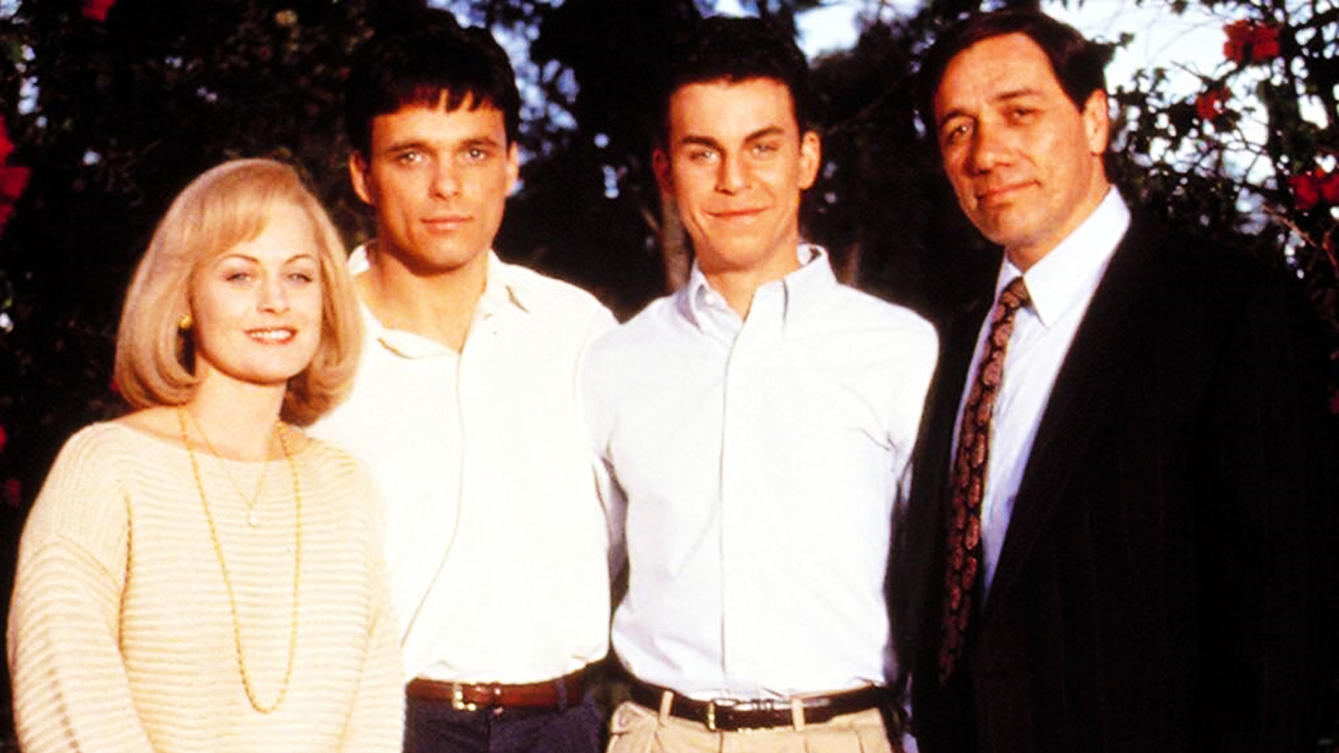 1989年，美国富豪家中睡觉被杀，警察全力侦破，凶手竟是他的儿子