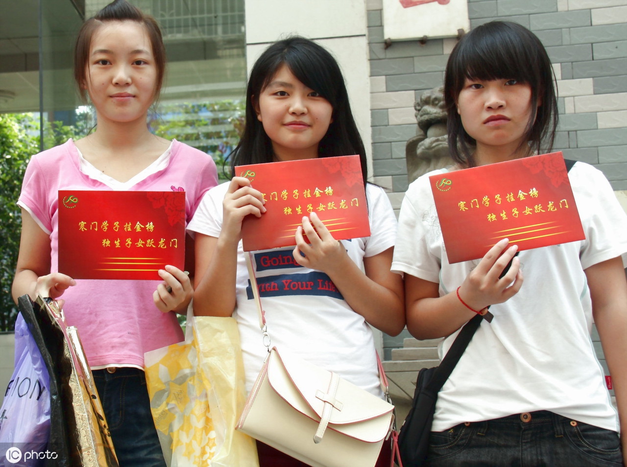 手写大学生贫困申请书,大学生贫困补助申请范文