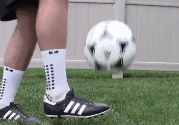 足球技巧颠球教案,足球基础过人技巧教学