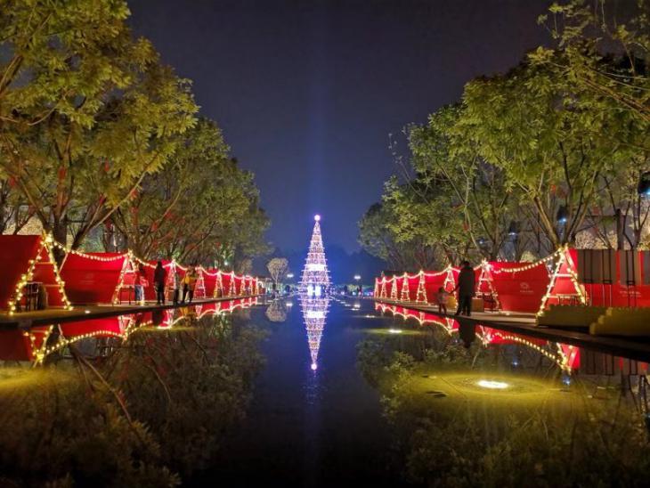 巨型圣诞树亮相天府芙蓉园造圣诞幻梦啦！还有亲子免费乐玩！