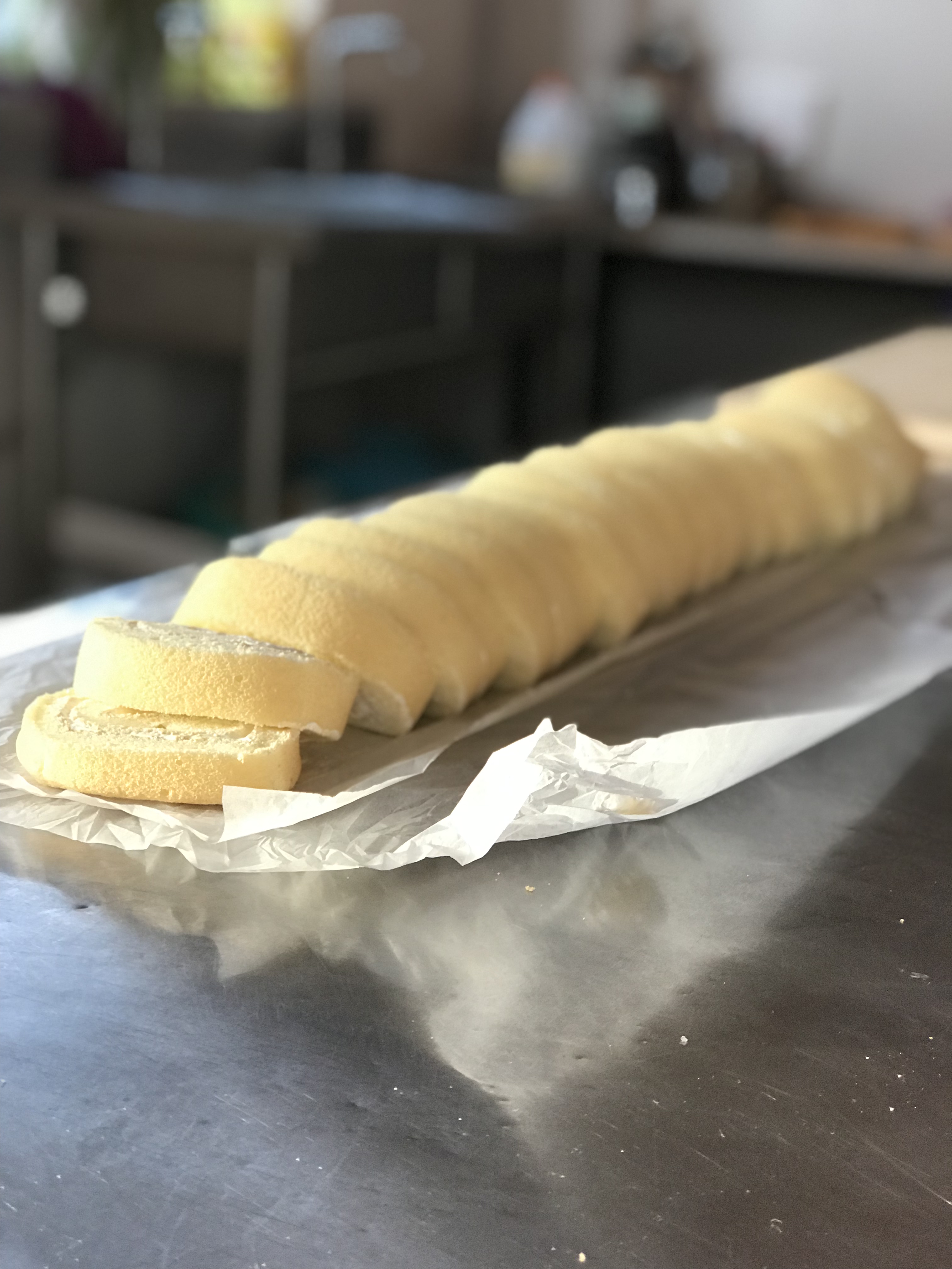 戚风蛋糕卷刷蛋黄再烤做法,草莓抹茶戚风蛋糕卷怎么做