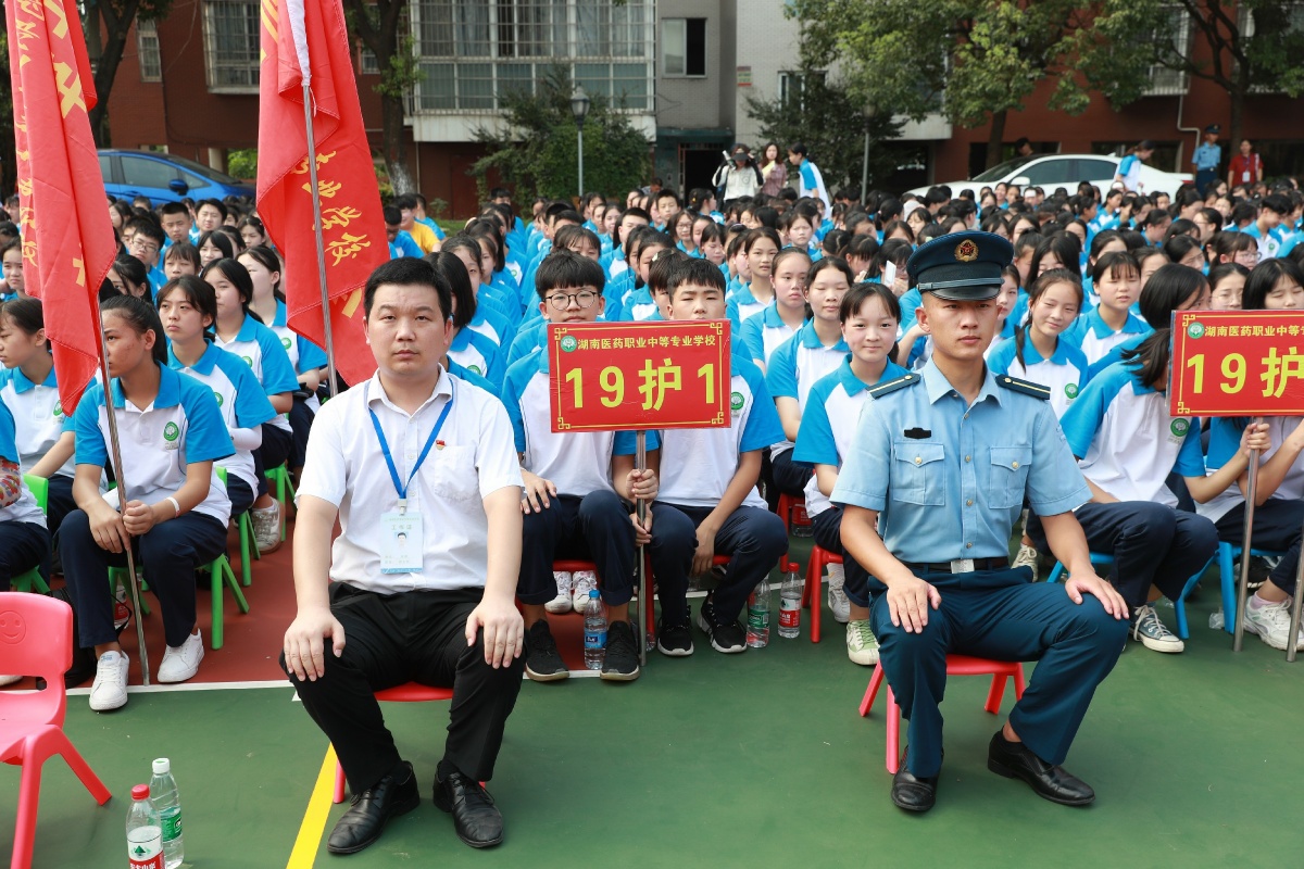 学医救死扶伤当兵保家卫国,学医习武救死扶伤十六字口号