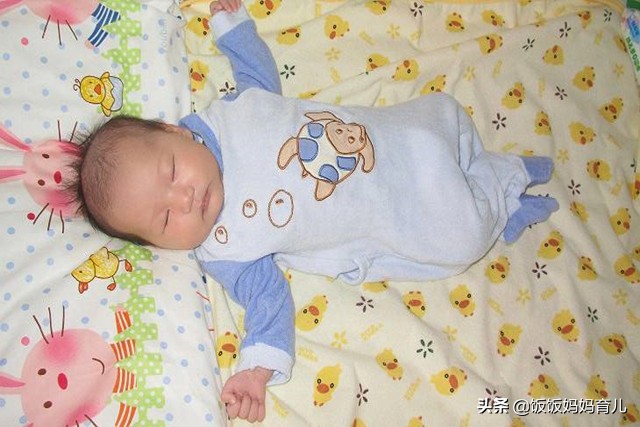 孩子的睡姿暗示什么问题,孩子睡姿有暗示妈妈一定要知道