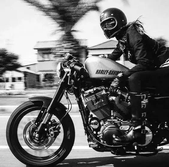 巴黎世家月牙机车包搭配,巴黎世家机车包怎么选