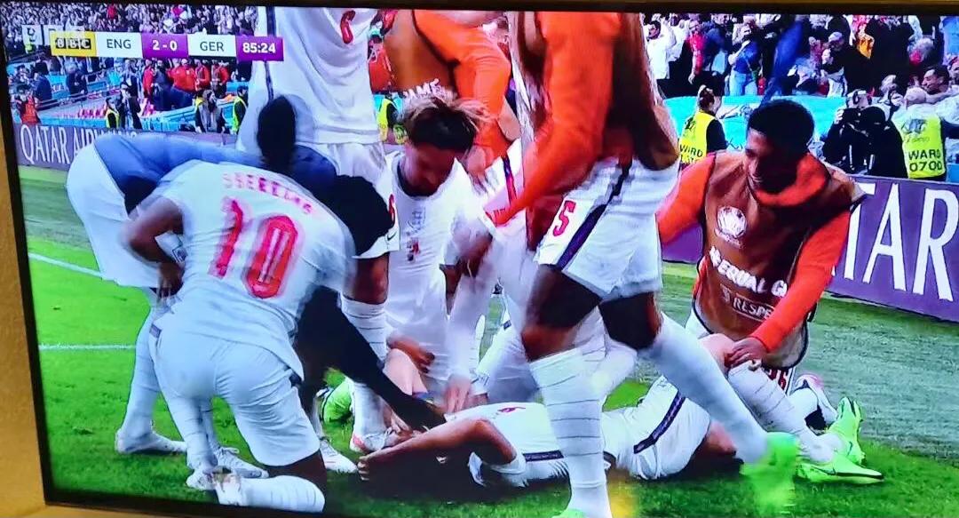 英格兰2-0大胜冰岛,英格兰4比0最新比赛