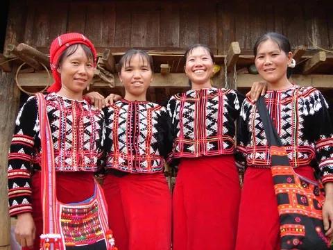 云南少数民族服饰图片,最好看的云南民族服饰