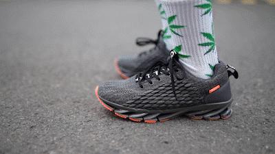 一双鞋装上28片“刀锋”弹簧，缓解脚底压力，跑步和走路一样轻松