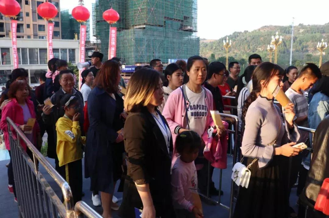 陈瑞庄心妍还有谁,庄心妍沈阳演唱会穿的红色西装