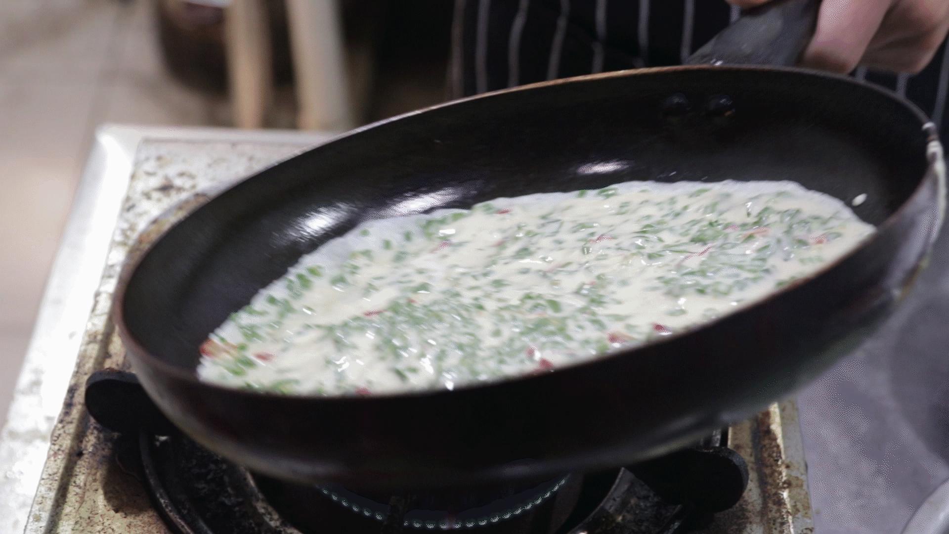 韭菜鸡蛋饼的家常做法简单又好吃,韭菜鸡蛋饼的新吃法视频教程