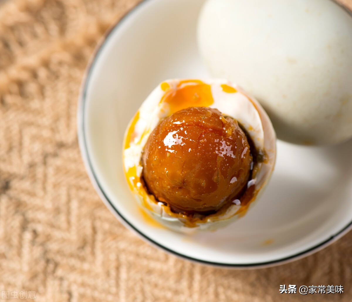 咸鸭蛋腌制方法流油咸度适中,腌咸鸭蛋方法一看就会