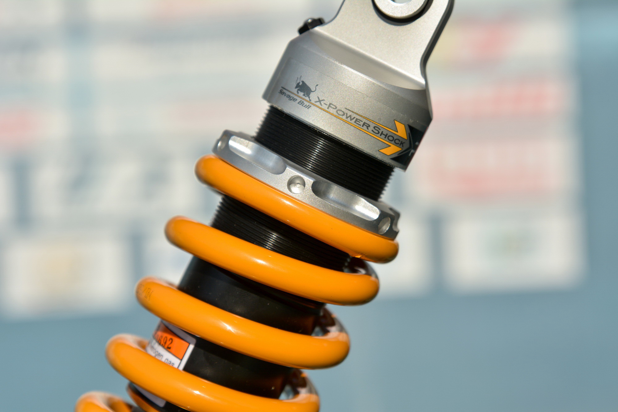 提高了稳定性与舒适度！野蛮公牛HPS前叉、XPS后减震