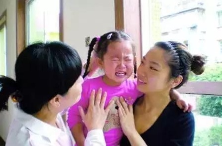 宝宝掉床怎么办,宝宝掉床解决办法