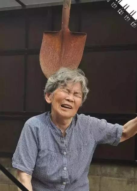 90岁日本老奶奶，酗酒飙车碰瓷，爱上自拍，人生乐趣多了100倍