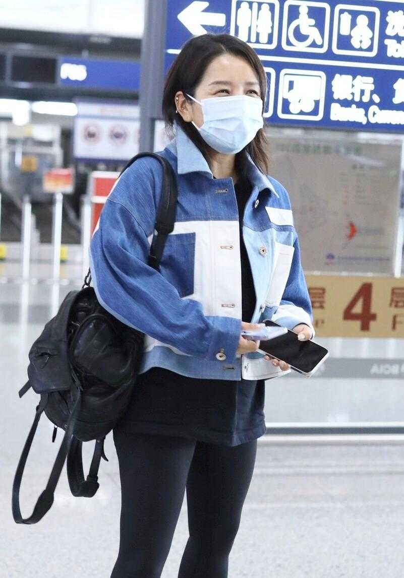 何洁运动裤机场穿衣搭配,何洁瘦身后太会穿了