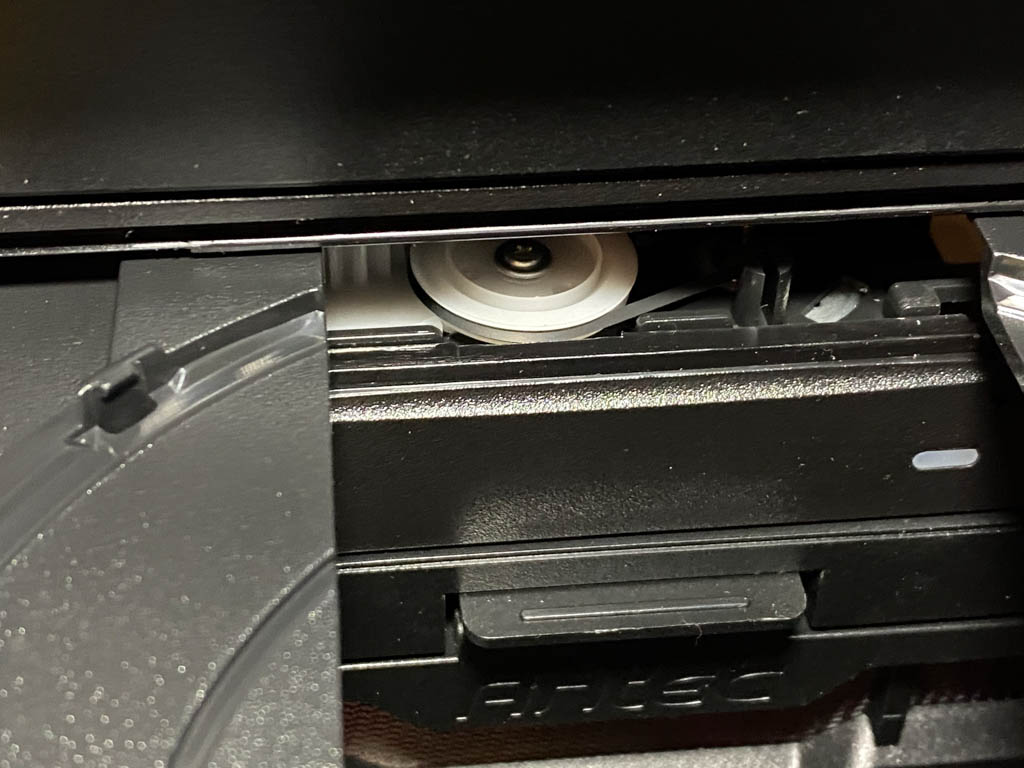 侧透机箱能装光驱,外置光驱在机箱外面放置的光驱