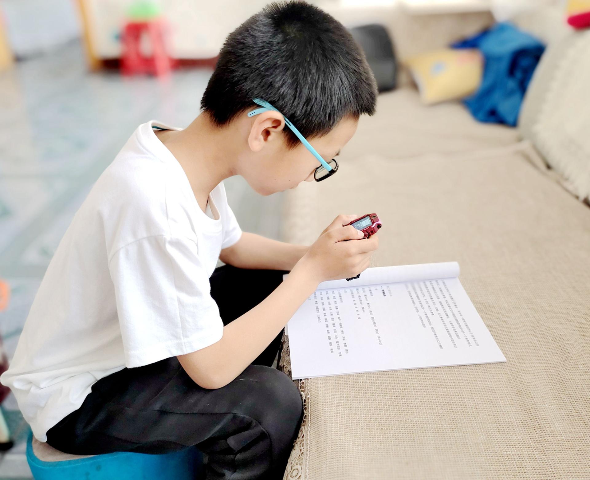 小天才电话手表z6巅峰版长什么样,小天才电话手表z6巅峰版成长瞬间