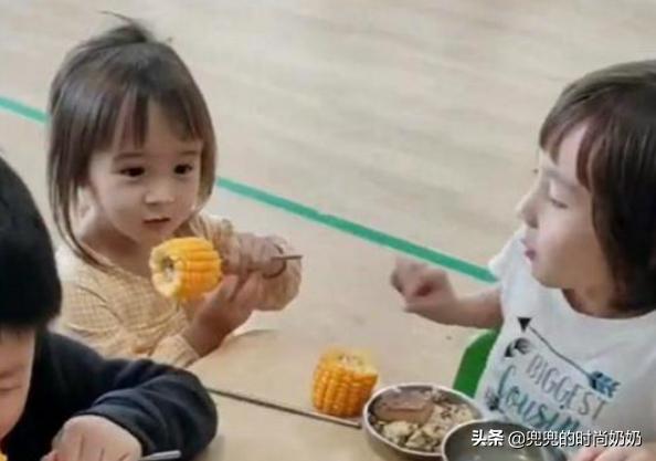 幼儿园小班宝宝误入大班，立马享用国宝般待遇，老师被萌翻