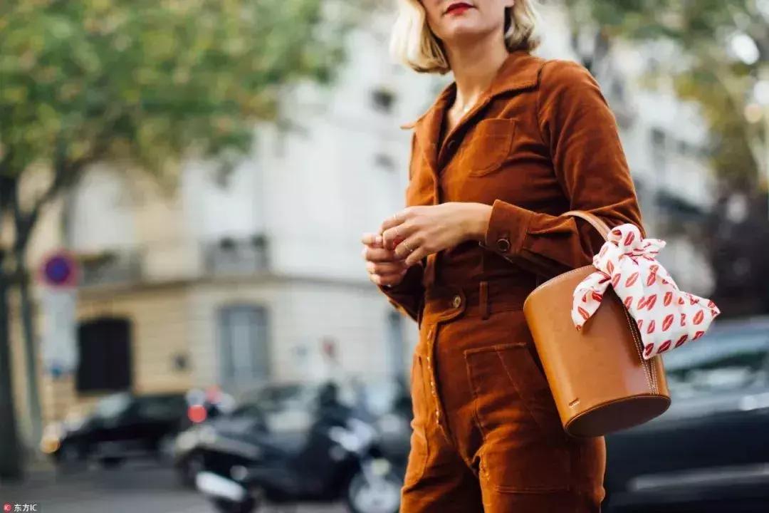 穿搭十秒学会丝巾的时髦系法,丝巾比较英伦法式的系法