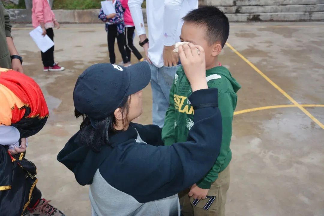 这个暑假，这群临时家长走进大山深处为爱增色