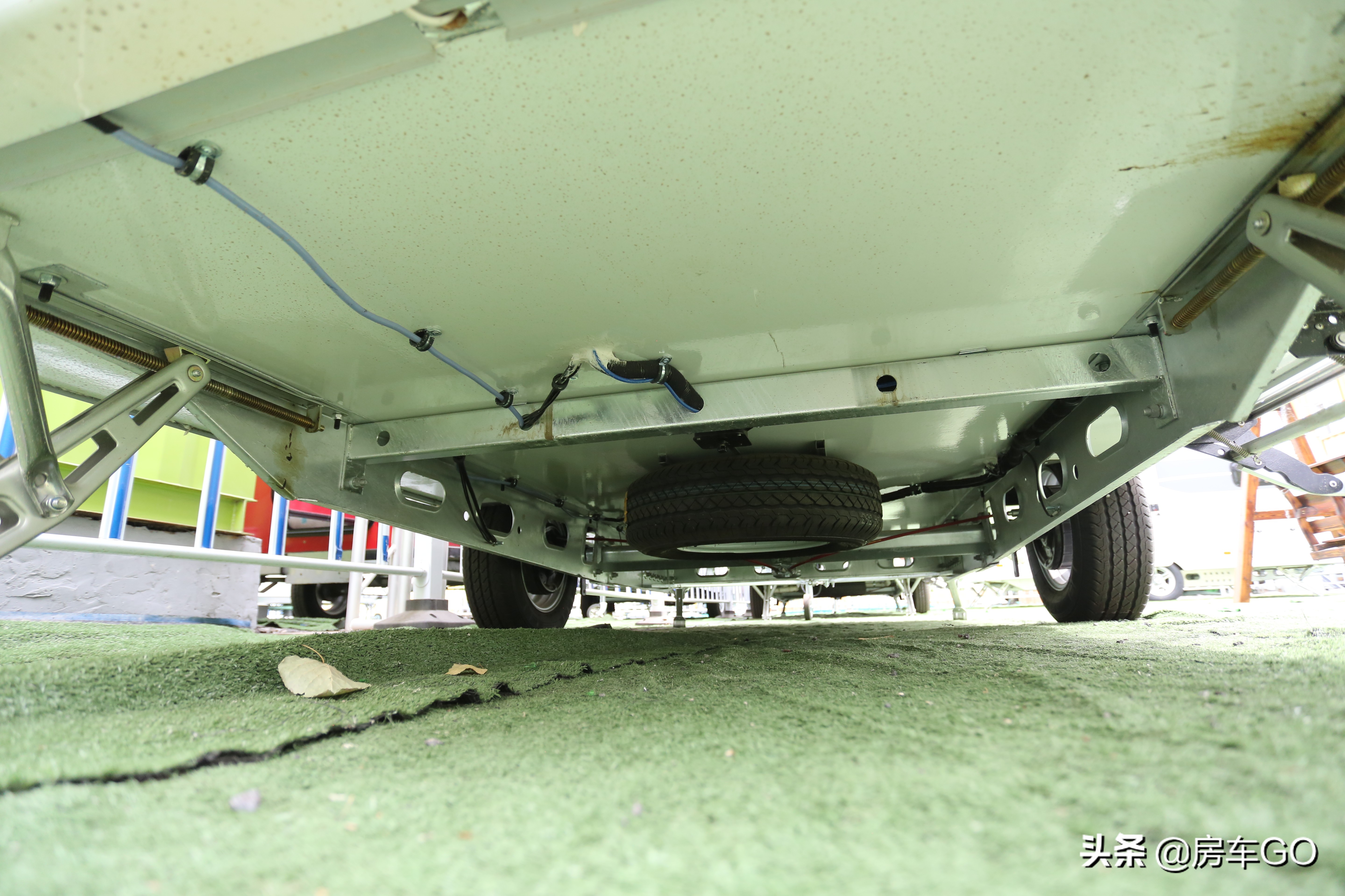 可以上蓝牌的拖挂房车,能住三人小型拖挂房车