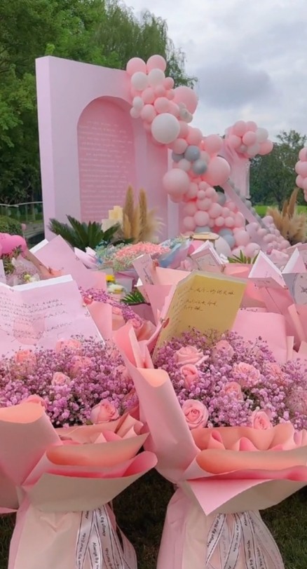 乔任梁妈妈现身墓园为儿子扫墓,乔任梁父母回忆去世接受采访