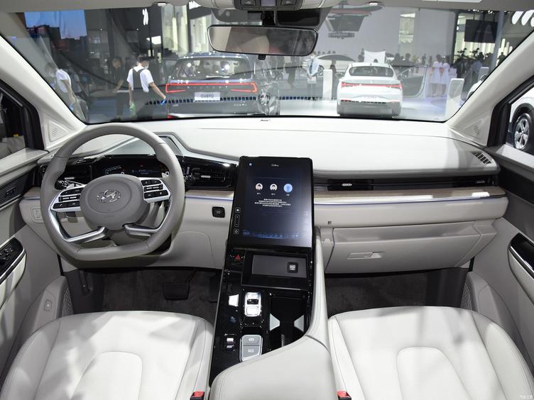 现代首款mpv库斯途1.5t试驾视频,北京现代库斯途预计18万起售