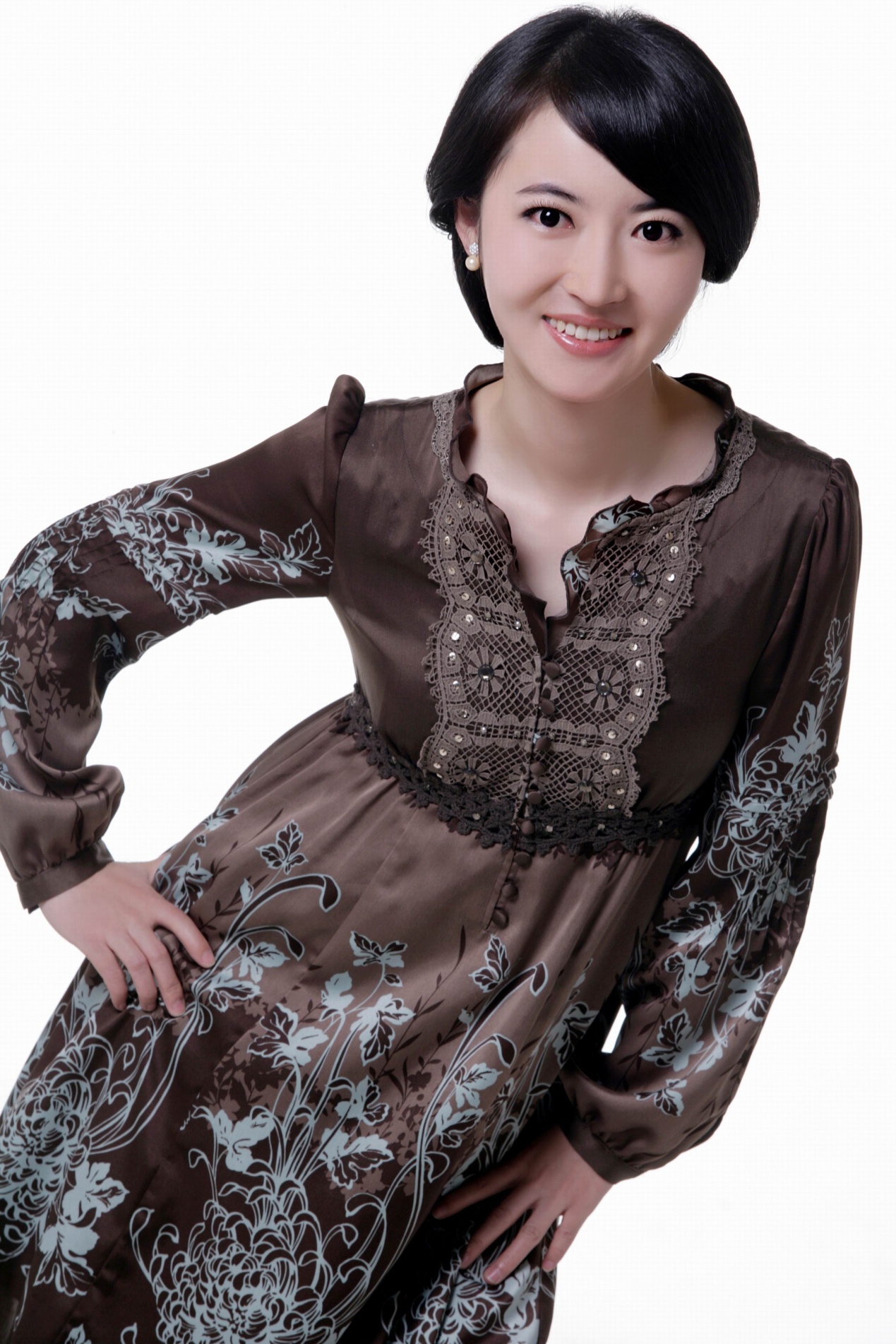 美国常春藤名校毕业，她从新东方老师跨行央视主播，关键颜值超高