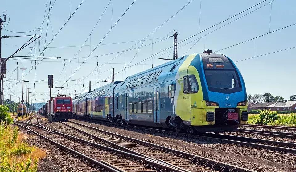 电力电子牵引变压器的控制新策略，可实现功率双向流动和平衡控制