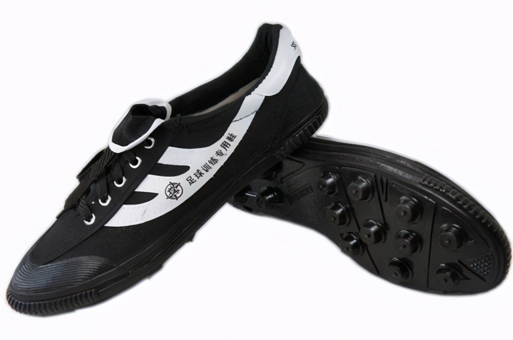 足球这一路的辛酸只有球鞋知道,我们踢足球的一定要有一双足球鞋