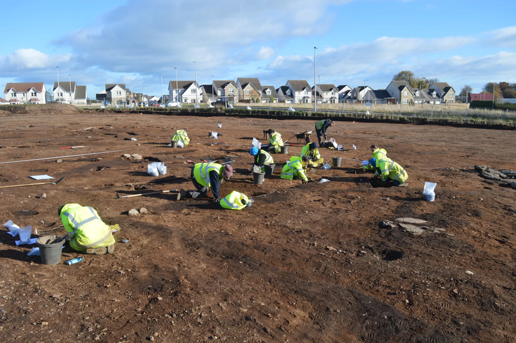 英国新建足球场，挖出青铜剑和青铜矛，保守估价100万英镑