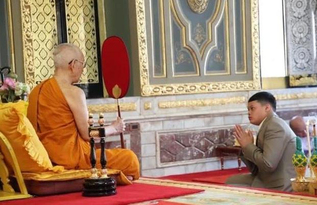 泰王跪拜僧王完整版,僧王用给泰王下跪吗