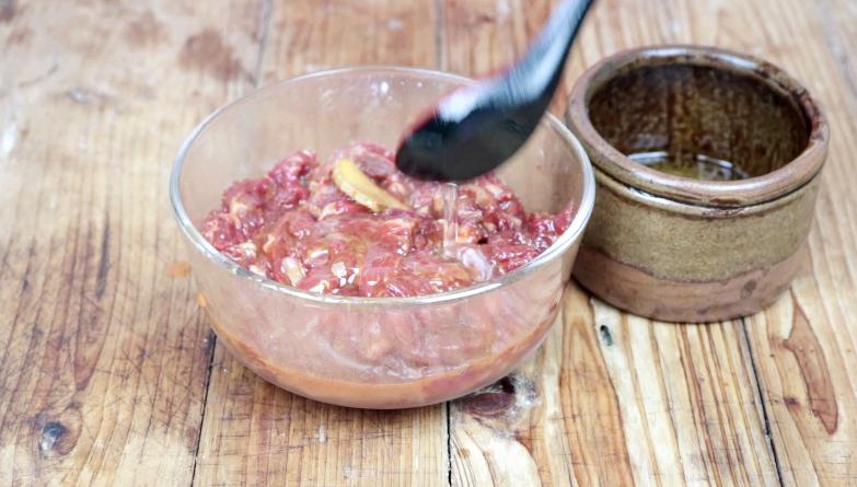 爆炒牛肉怎么炒又嫩又好吃,炒牛肉用牛肉的哪个部位的肉最好