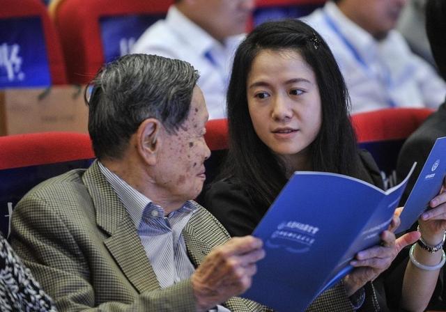 杨振宁与翁帆参加画展,和杨振宁结婚后翁帆的事业状况