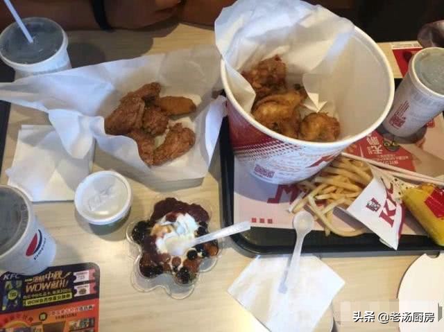 肯德基全家桶下面垫东西,肯德基全家桶里的白纸是真的吗