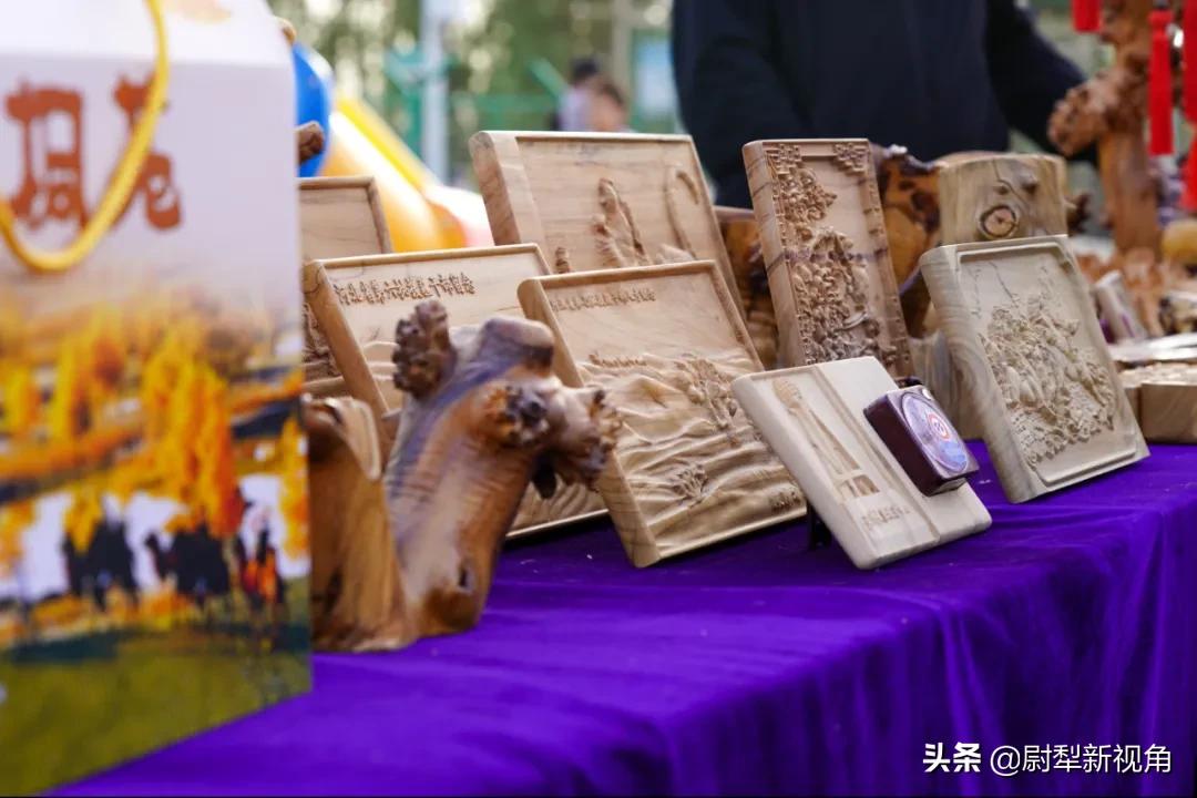 红色传承忆*党**史胡杨根雕迎华诞