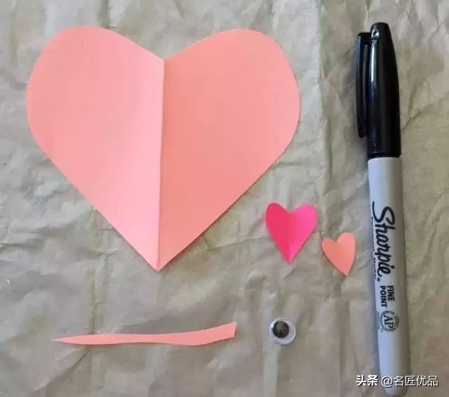 看别人剪新年剪纸很好看,怎么用剪刀来剪新年剪纸