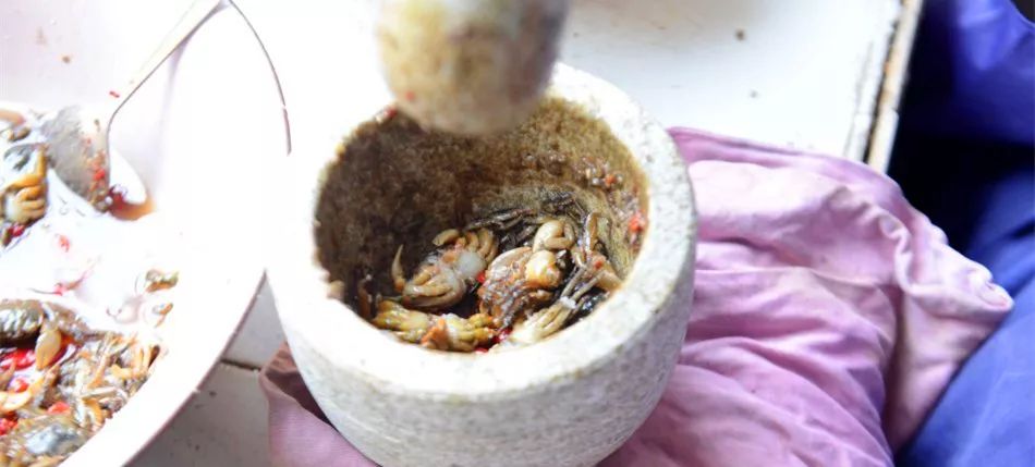 真正吃螃蟹的吃法应该是这样的,吃螃蟹时的美味