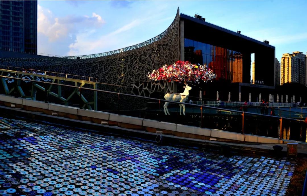 上海启动重大突发公共卫生事件一级回应机制，上海迪士尼等多个场馆闭馆